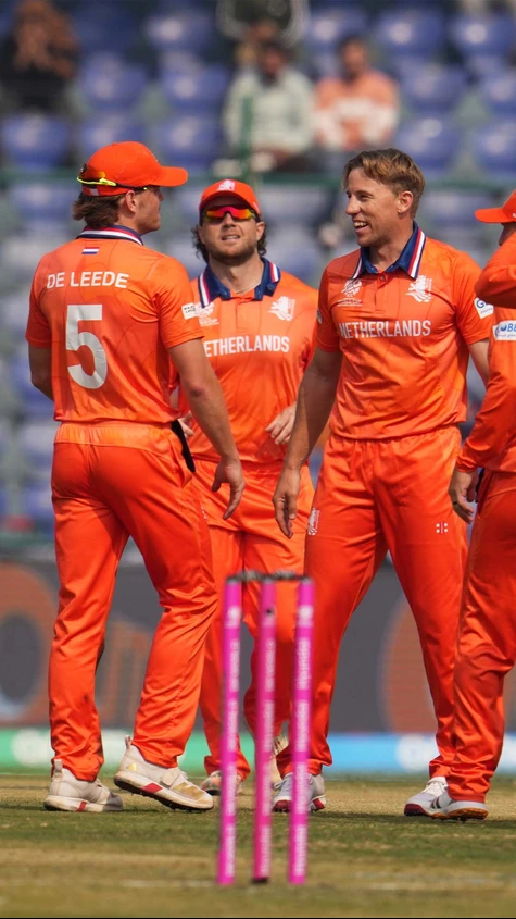 The Dutch are firmly at the top after 17 overs.
