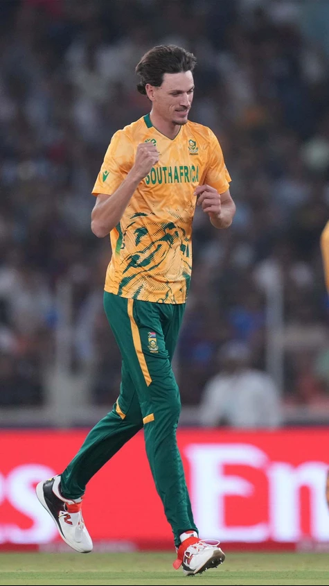 Jansen on fire! A smart slower ball ends Chapman’s knock just two short of fifty 👀