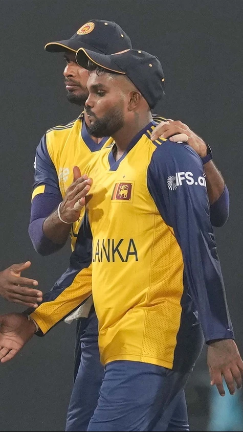 Wanindu Hasaranga strikes in his first over! 💥  He dismisses Ross Adair for 34 off 23 balls ❌