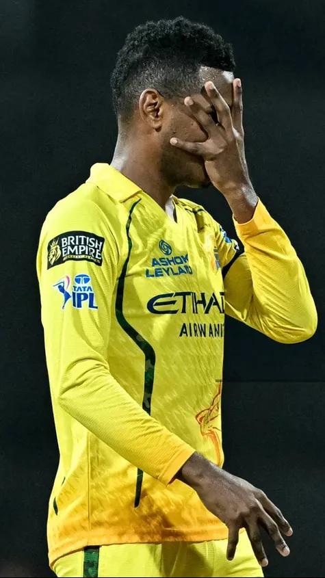 Akeal Hussain gets Malewar and Naman Dhir for ducks to reduce MI to 11/3 👀