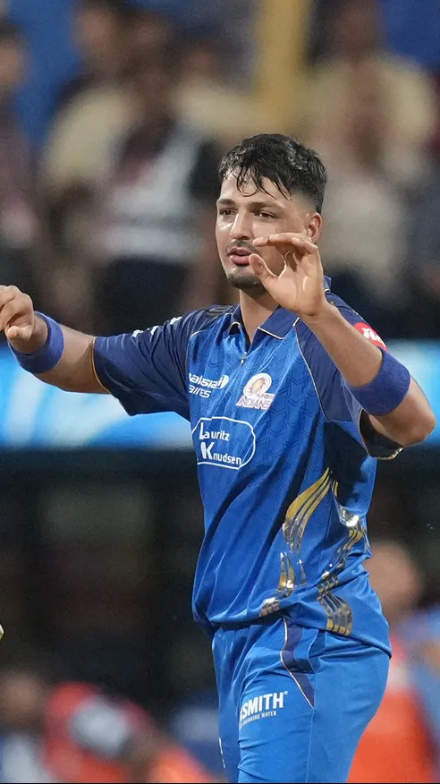 129/0 ➡️ 129/2! Ghazanfar brings back MI back into the game by removing Abhishek and Kishan in consecutive deliveries! 