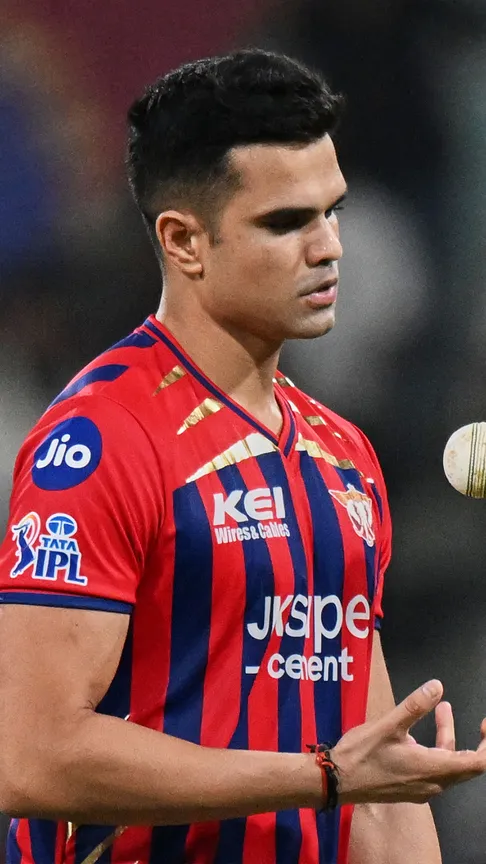 Arjun Tendulkar nails a perfect yorker to finally break the 140-run partnership! 🔥 Prabhsimran departs after playing a fine hand of 69(39)