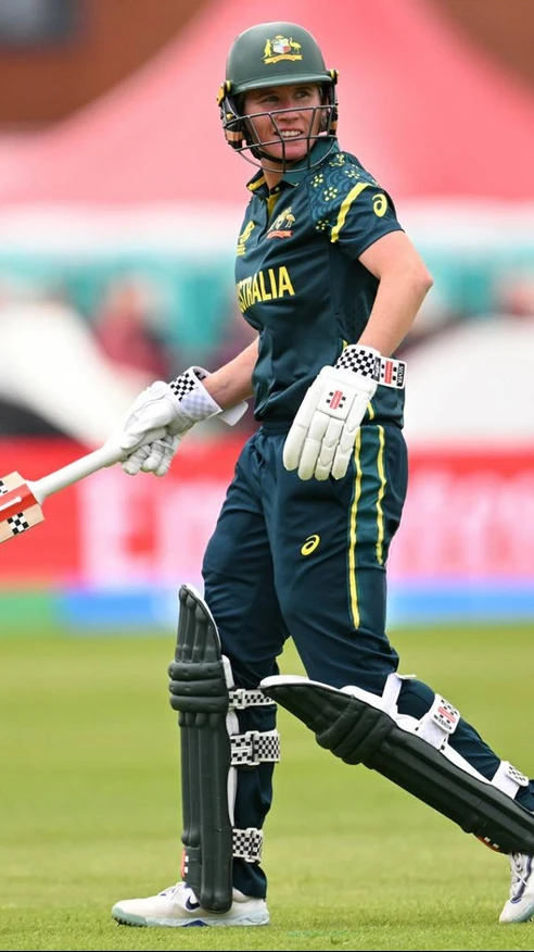 First Georgia Voll, now Beth Mooney.. Australia have lost both their openers for only 24 on the board! 