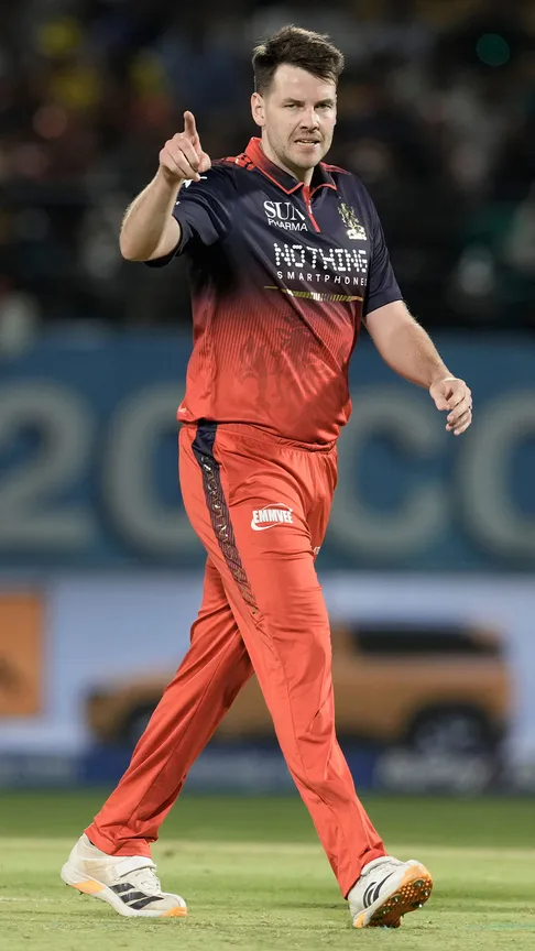 Jacob Duffy adds salt to Gujarat Titans’ wounds by dismissing Washi and Rashid as they continue to collapse in the chase... reeling at 74/7! 😳🔥