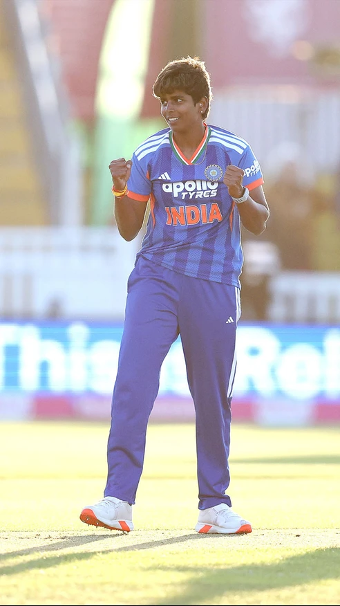 🔙 to 🔙 wickets for #TeamIndia 💙  Kranti Gaud 🤝 Arundhati Reddy with the opening breakthroughs ✌️. 📸 : BCCI women