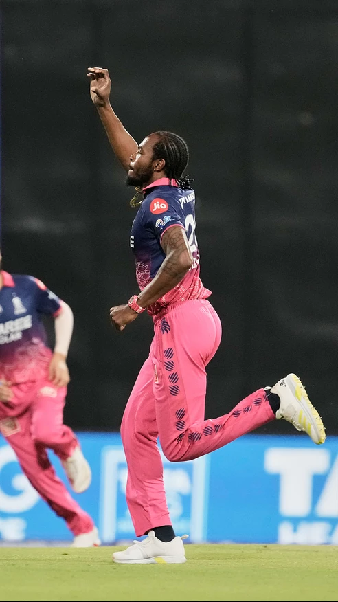 Jofra does it again for RR! He removes Abhishek Sharma for a DUCK to start the defence on a high! 