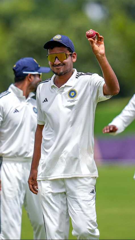 Meet 21-year-old Manishi from Jharkhand, who just delivered a six-fer (6/111) for East Zone in the ongoing Duleep Trophy!