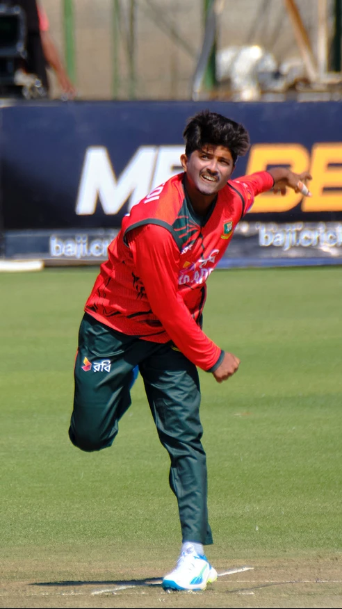 THREE-WICKET HAUL FOR MAHEDI HASAN! Mahedi Hasan delivers a brilliant spell, claiming a superb three-wicket haul to keep Bangladesh firmly in control