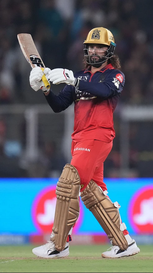 RCB have lost their In-form Captain Patidar in the last over of the powerplay.. The game is wide open as they are 47/3 chasing 167!  