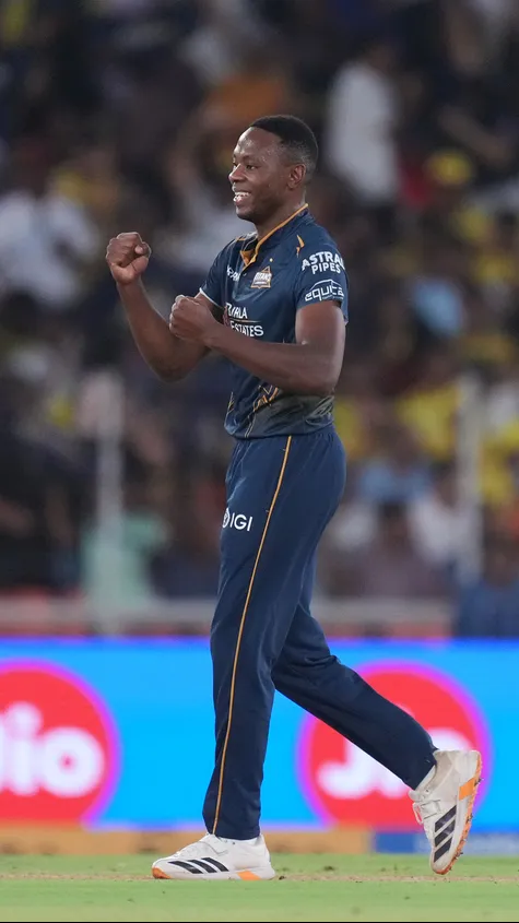 Kagiso Rabada strikes HIS FIRST ONE and GT reduce CSK to 51/4 inside the powerplay! 🔥