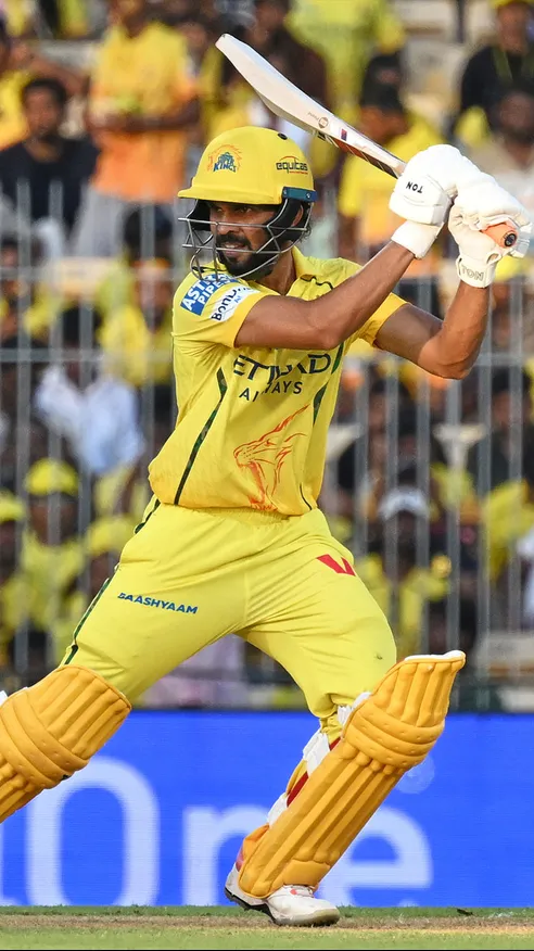 CAPTAIN RUTU DEPARTS FOR A WELL MADE 42 off 28 with CSK needing 55 more in 7 overs! 