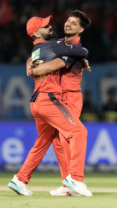 RCB are all over GT in defence of 254! Rasikh Salam bowls a double-wicket maiden to reduce them to 51/5 in the powerplay 🔥