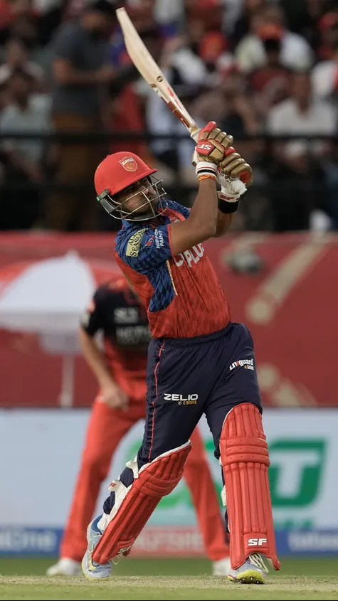 Shashank Singh is shifting the momentum towards Punjab Kings with a fiery counter-attack! 🔥  PBKS now need 77 runs from 30 balls 👀