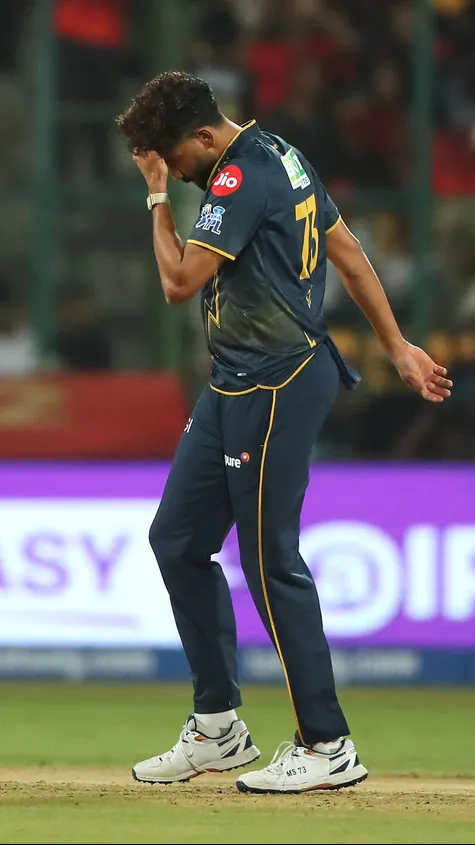 Virat Kohli was dropped on the first ball off Siraj's bowling! His reaction said it all! 👀