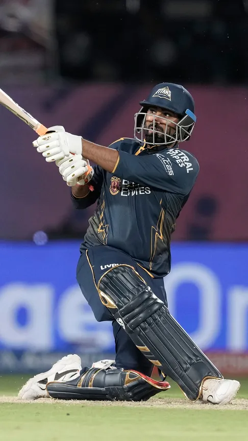Rahul Tewatia’s lone battle ends as Bhuvneshwar Kumar dismisses him for 68(43)! RCB are now ONE WICKET AWAY from sealing a place in another final 🔥