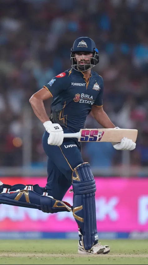 Washi holds his nerve and finishes it with a six when 3 were needed off 2! 