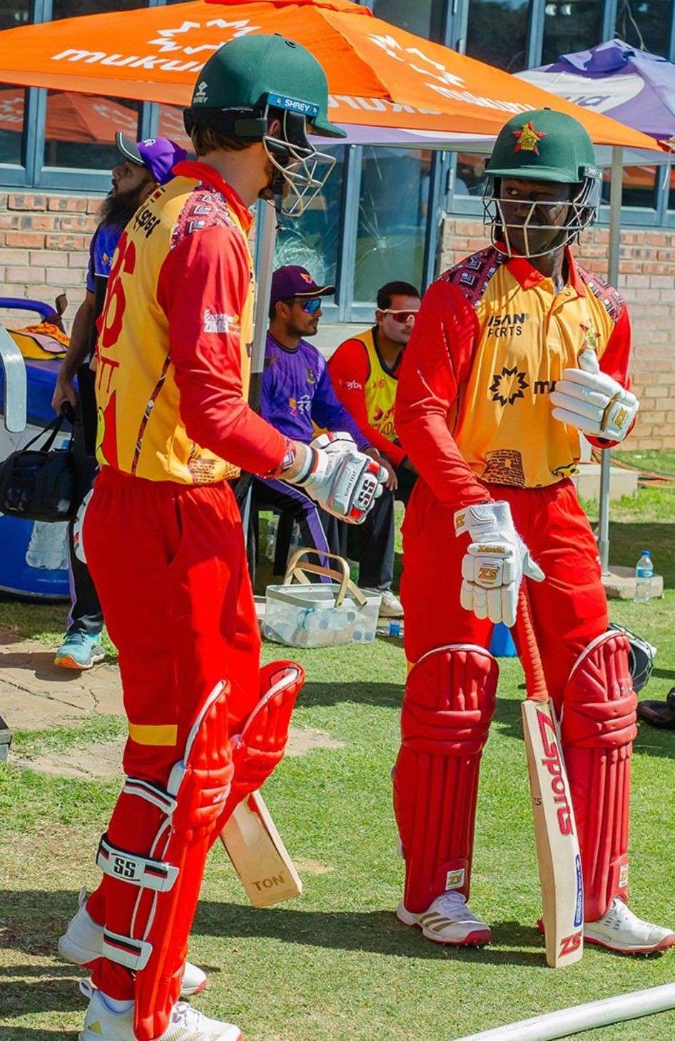 A tale of two phases! Bangladesh dominated early, but Brian Bennett has shifted the momentum as Zimbabwe move to 40/1.