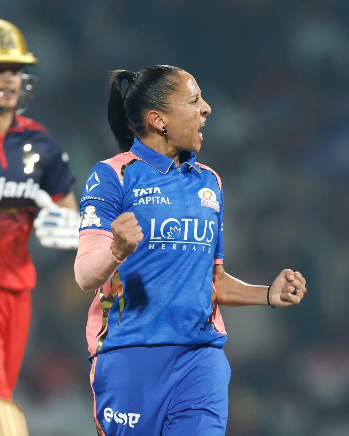 Shabnim Ismail breaks the partnership and MI are back in the game 🔥