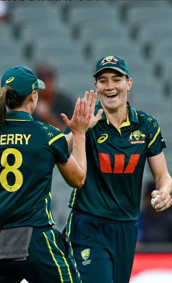 End of the first innings! Australia restrict India to 176!