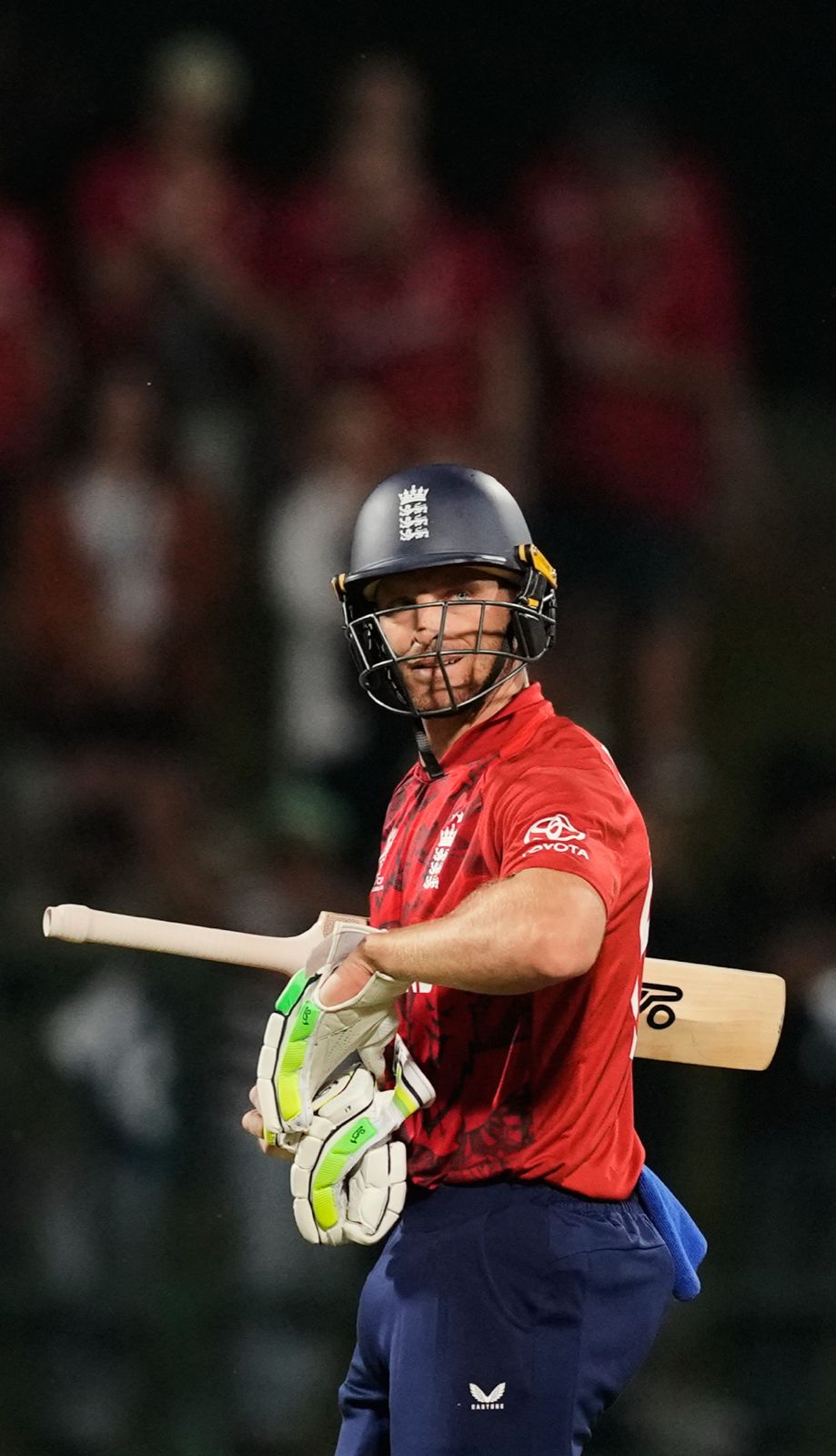 England lose their fourth and noone - literally, no one is ready to support his skipper, Harry Brook, who is fighting alone.