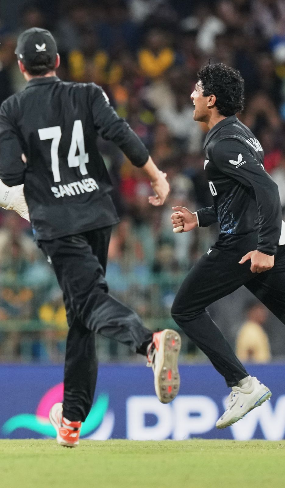 Sri Lanka are going nowhere in this run chase. They are reeling at 71/6 after 14 overs!