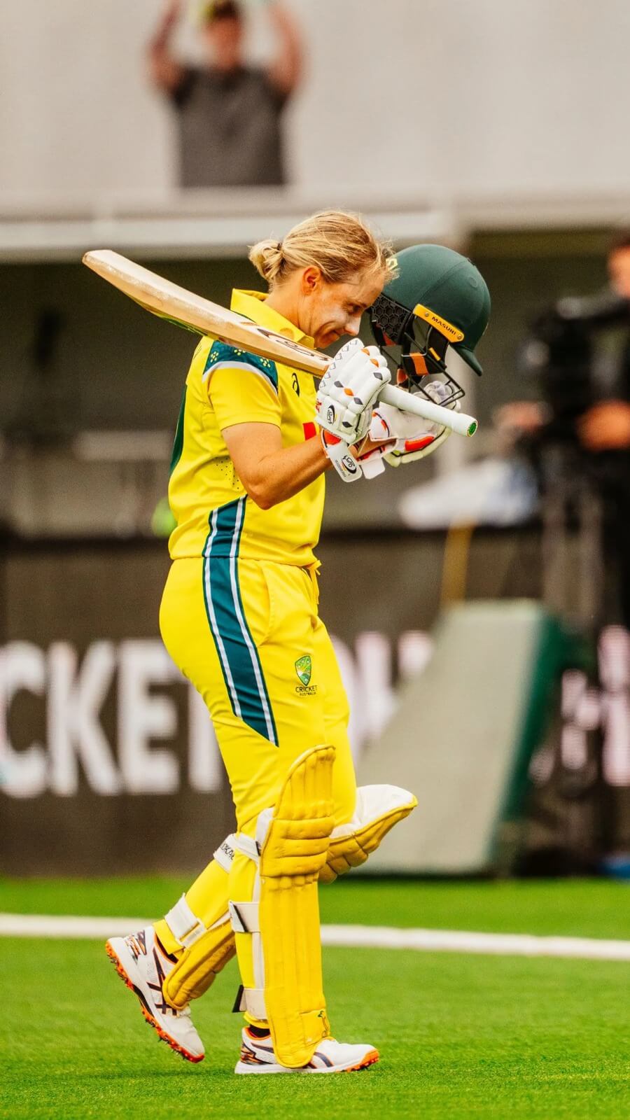 Healy bows out of ODI cricket with a thumping knock 👏