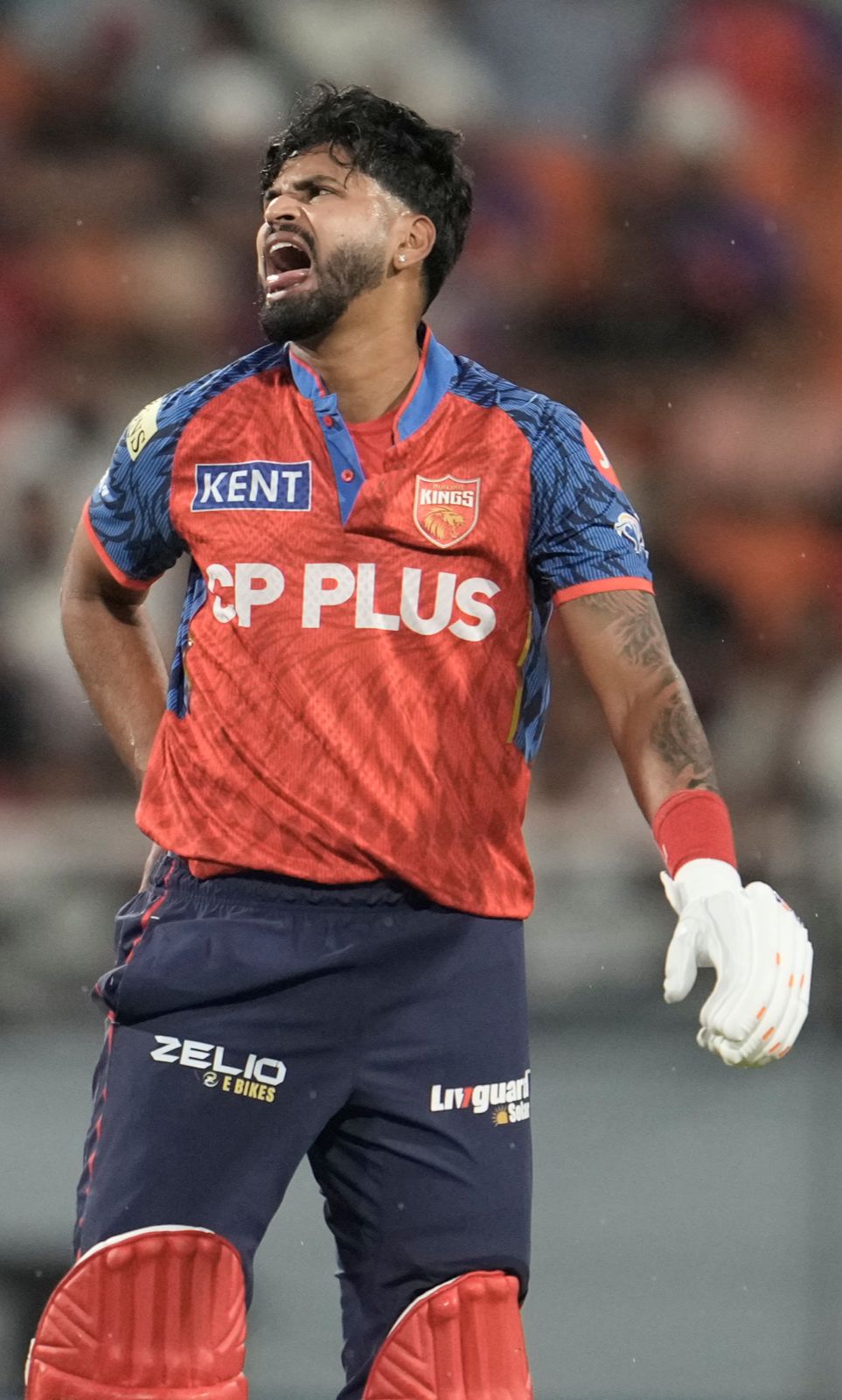 Smashed hard by Connolly! Iyer struck on the hand!!