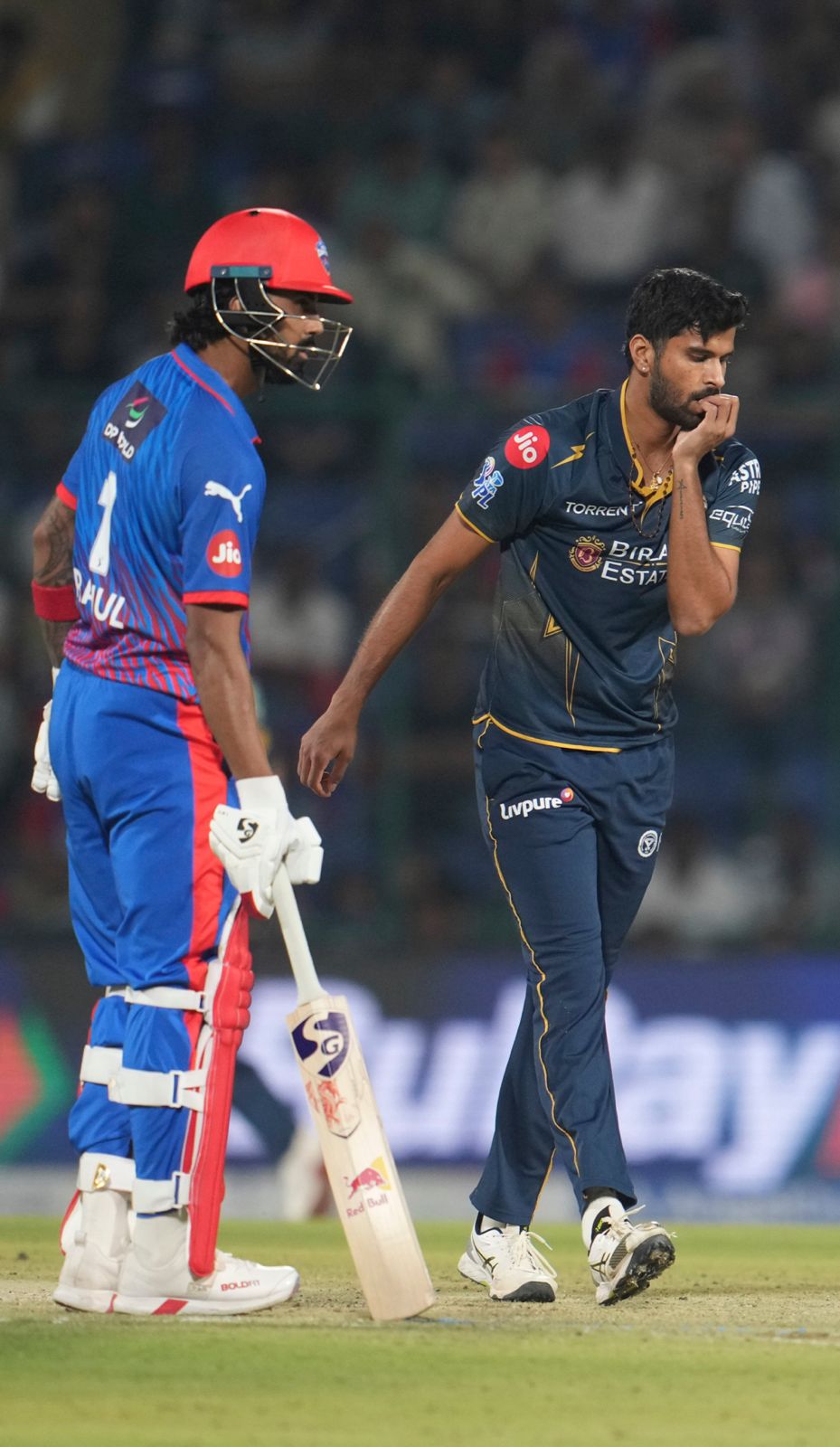 Perfectly set up! DC 142/4 after 15, 69 needed—Rahul keeps the chase alive!