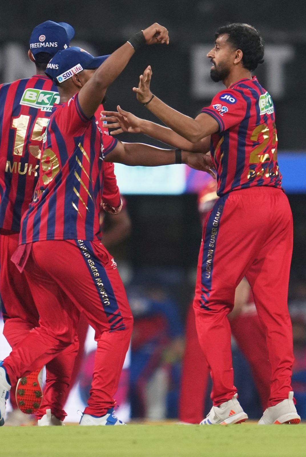 Super Giants get their first wicket—Salt clean bowled by Prince! 🔥