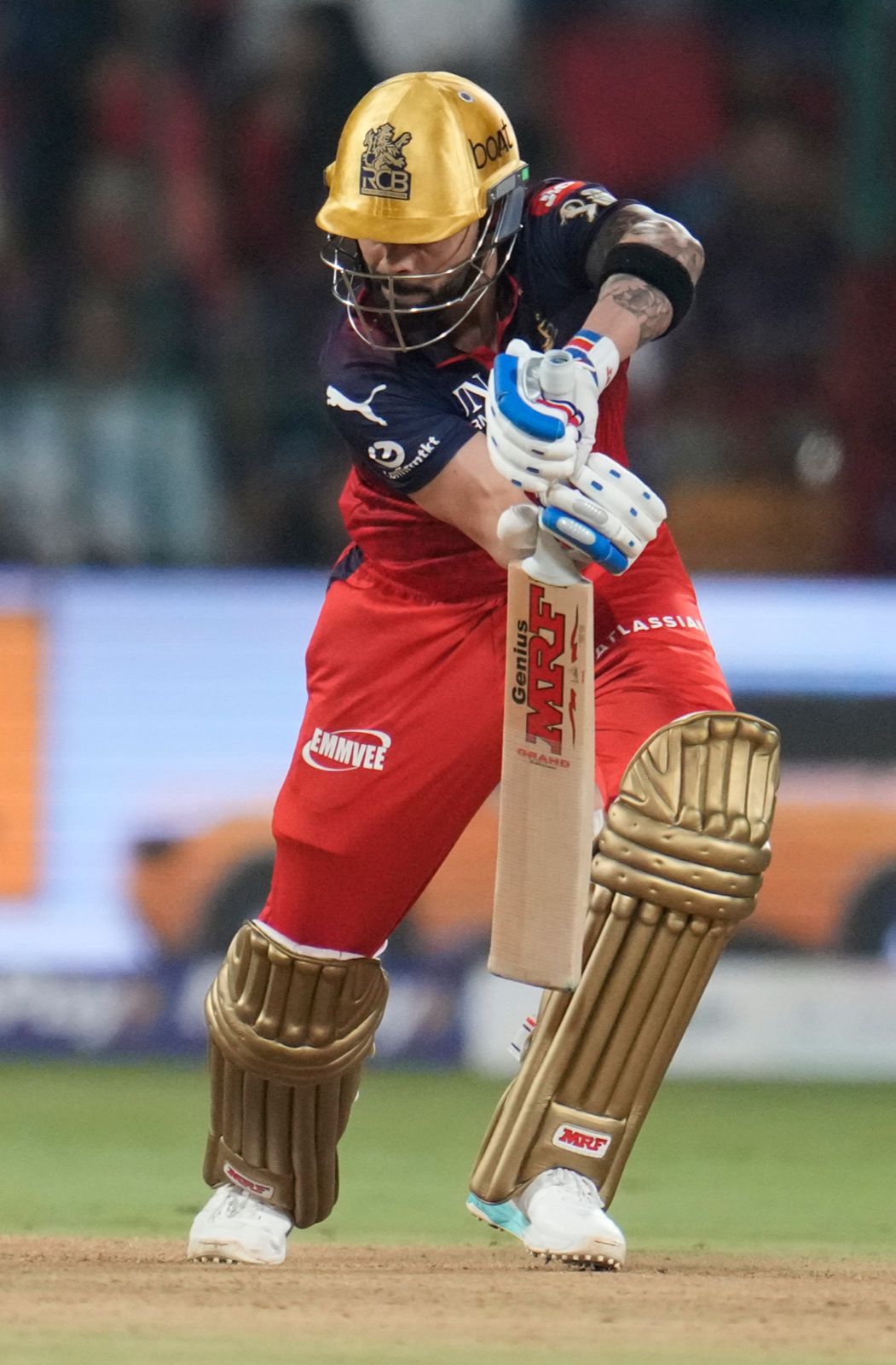 Kohli unleashing boundaries, RCB all over LSG!!