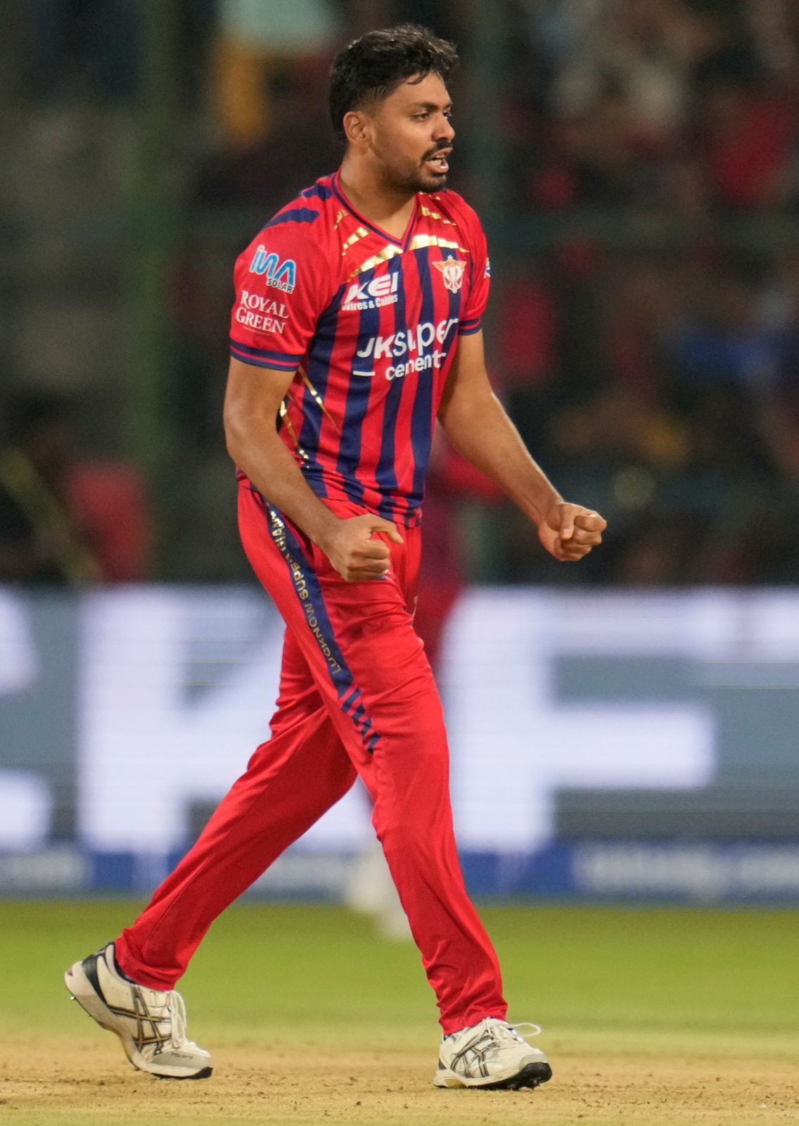 Big breakthrough! Avesh Khan gets Kohli for 49, LSG need wickets to spark a comeback. 🔥