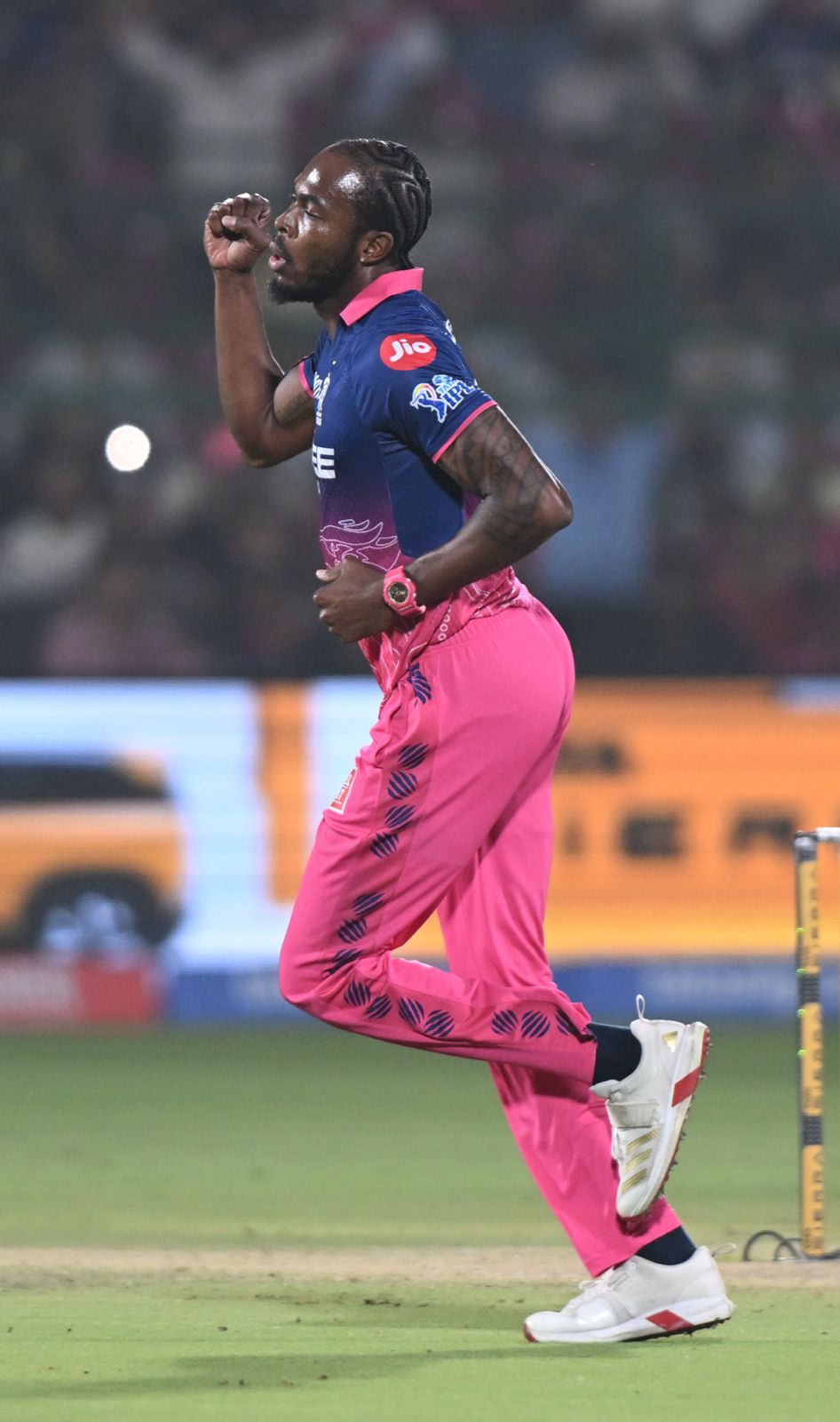 Back into the attack, wicket first ball! 🚀 Archer removes Ishan, sharp catch by Ferreira!