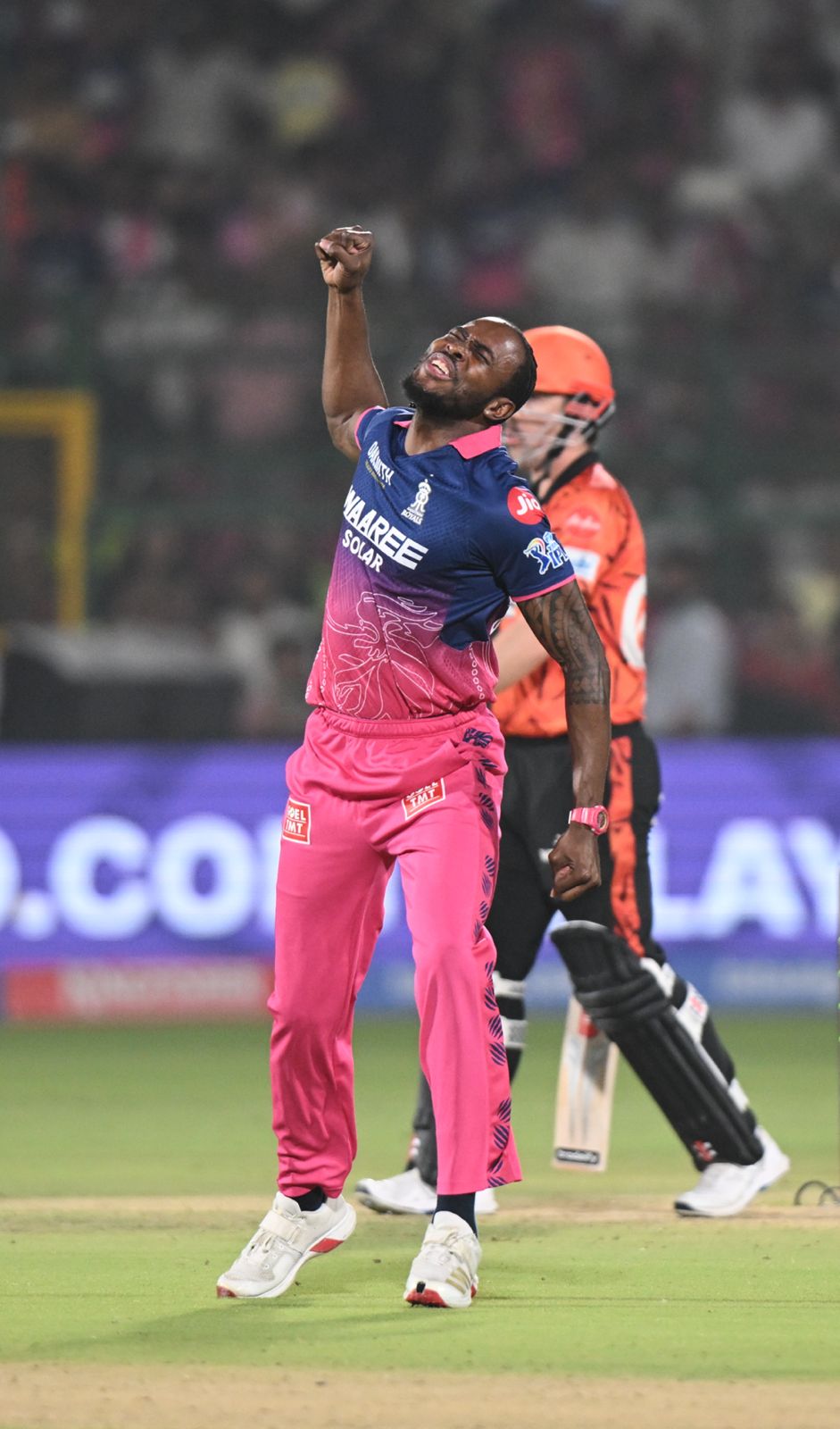 Travis departs!! Archer is pumped up as he draws first blood. Archer completes 250 wickets in T20s.