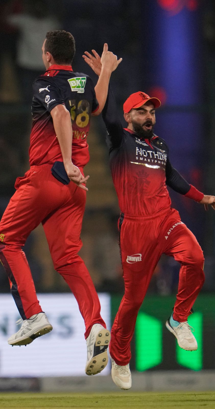 Absolute carnage with the ball 😱 DC slump to 13/6 in 6 overs, the worst powerplay ever, as Bhuvi (3/5) and Hazlewood (3/8) run through the lineup!