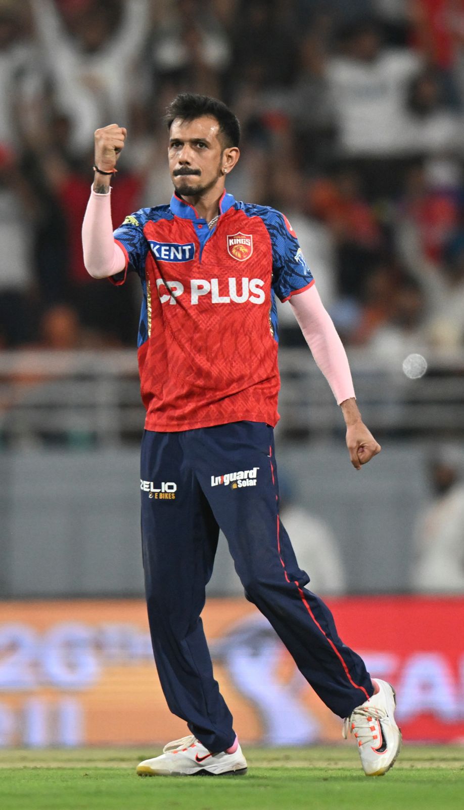 Chahal breaks the partnership as Jurel departs for 16. His struggling innings comes to an end.!