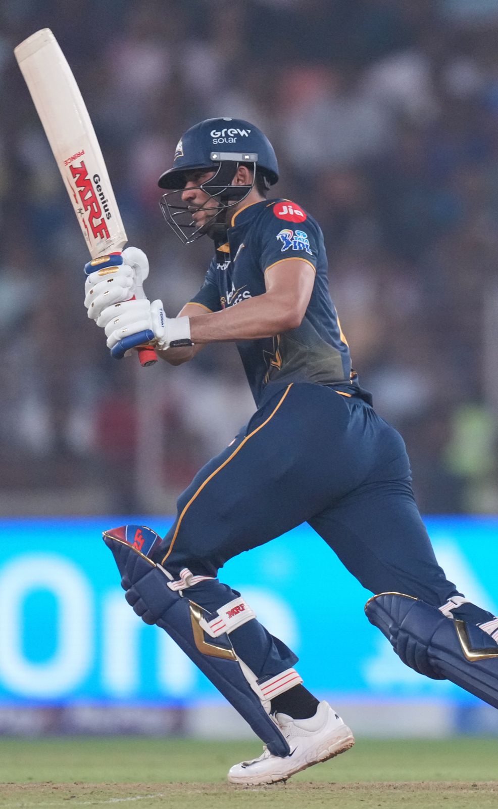 Gill dealing in boundaries 🔥 RCB bowlers under serious pressure now