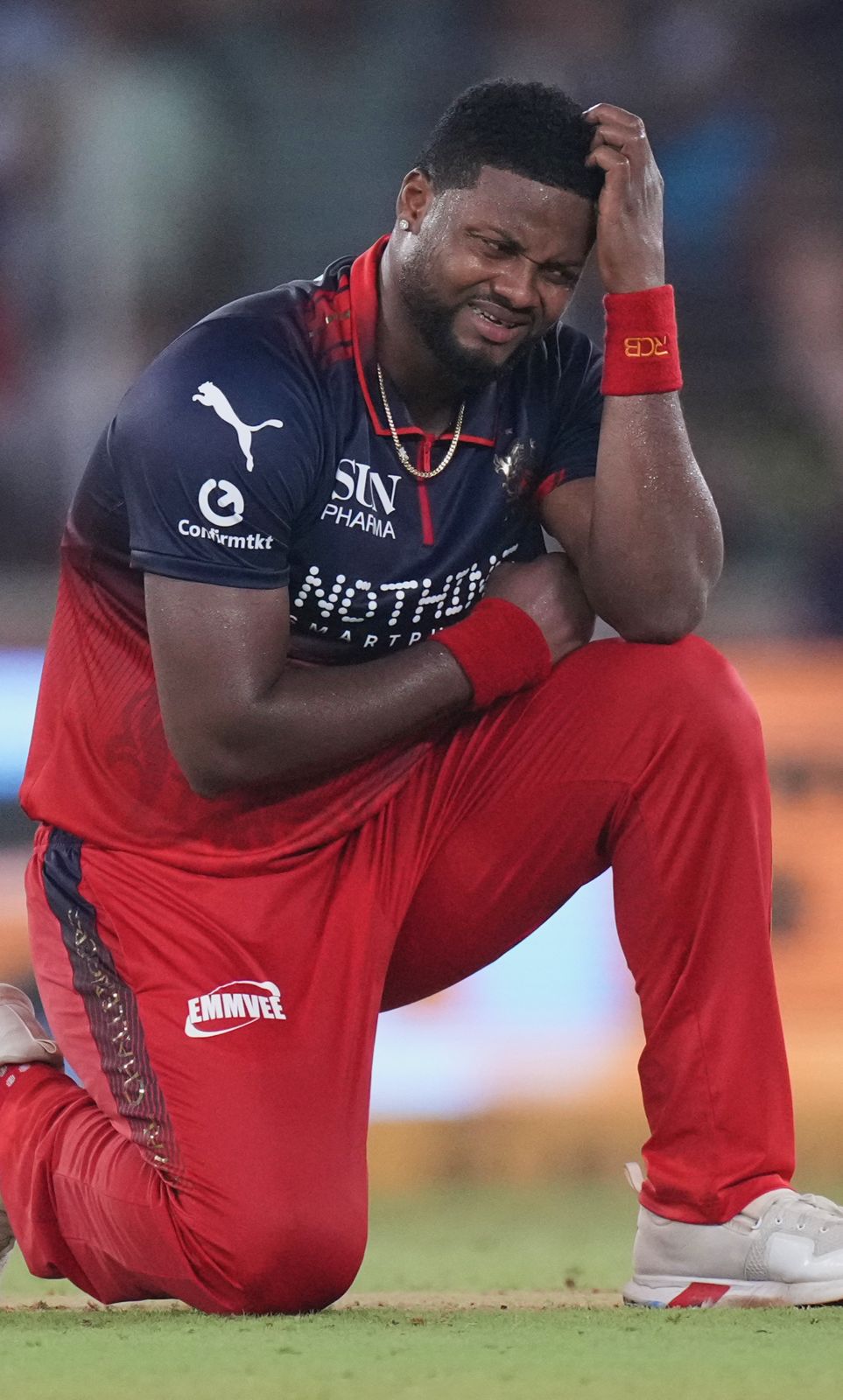 Romario strikes twice in three balls 🔥 Sundar gone for 12, GT slip to 111/5!