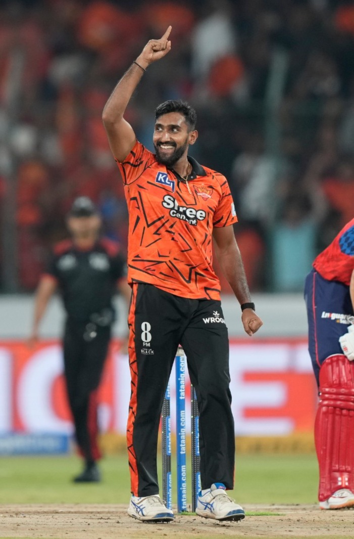🚨 BIG WICKET ALERT : Eshan Malinga now removes Shreyas Iyer for just 5! PBKS are reeling at 23/3! 