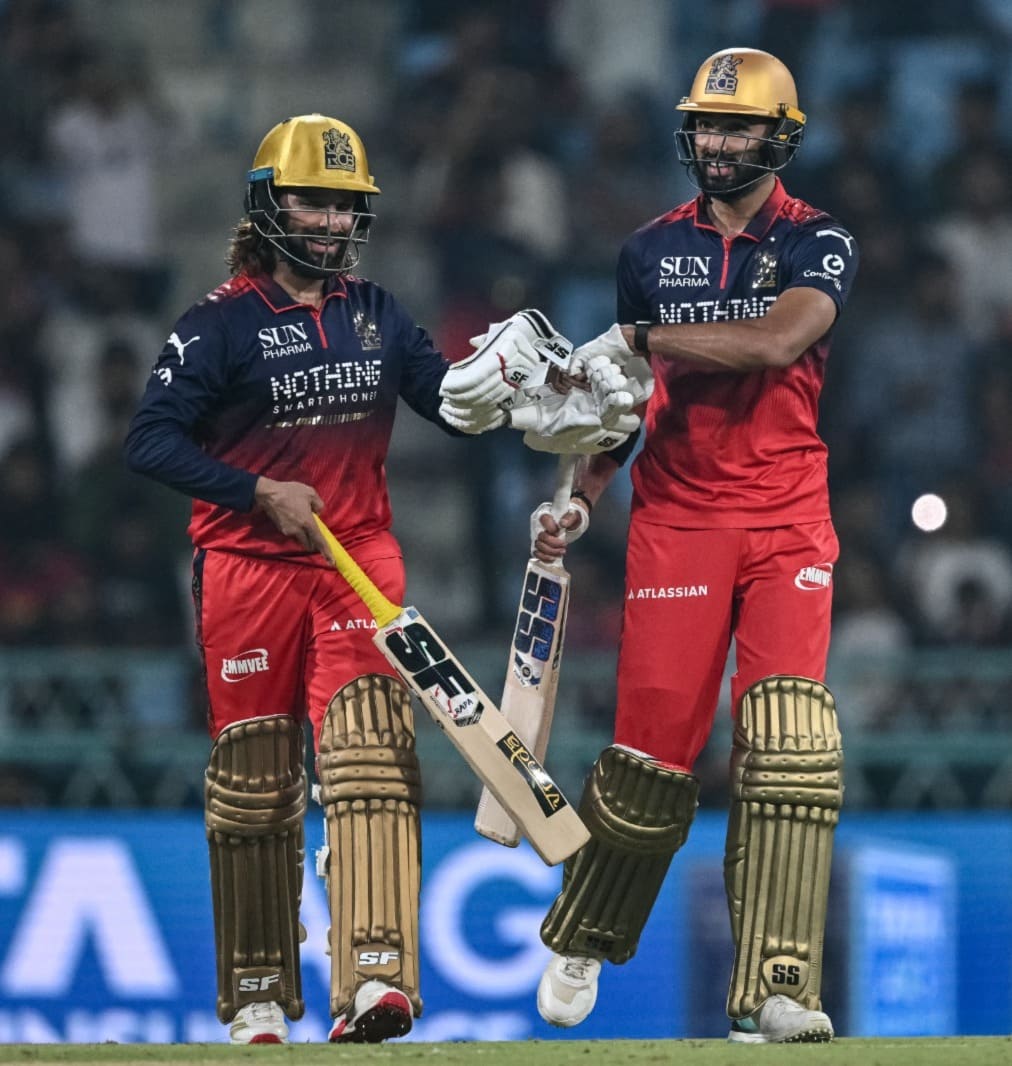 RaPa and DDP have put the chase back on track after two early blows! RCB are 86/2 after 9! 