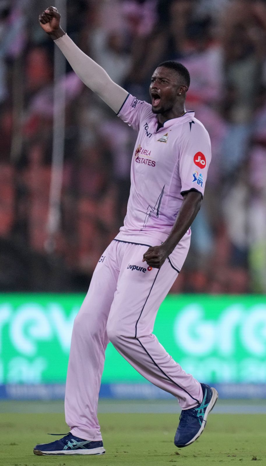 3 wickets for Holder! This is a complete destruction of the SRH lineup.