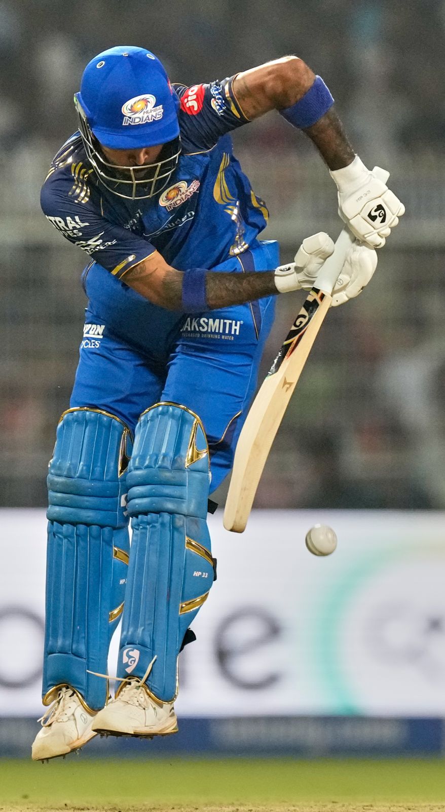 Tilak and Hardik are stabilizing MI’s collapsing innings with a crucial partnership!