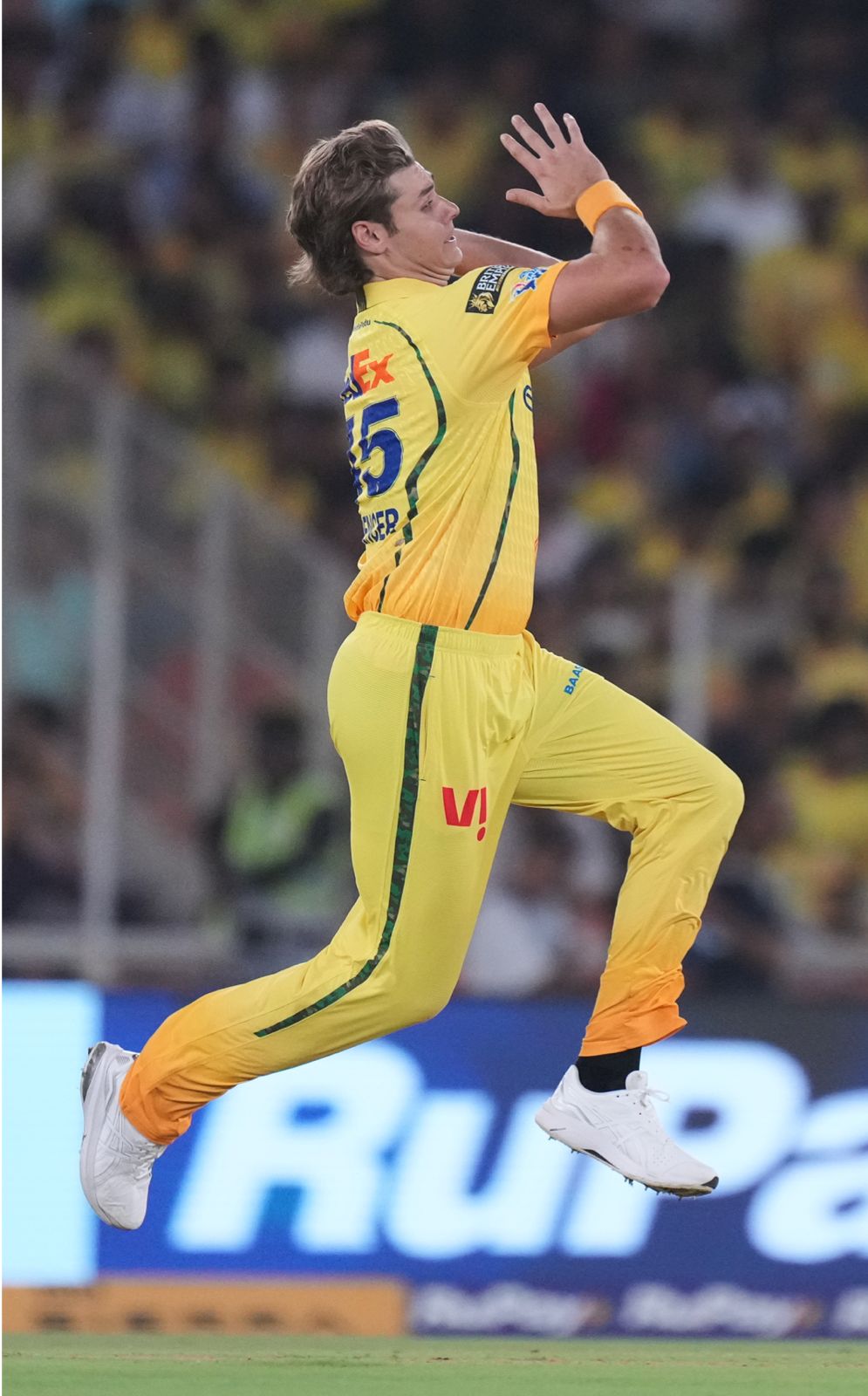 CSK finally break the opening stand, with Spencer providing the breakthrough!