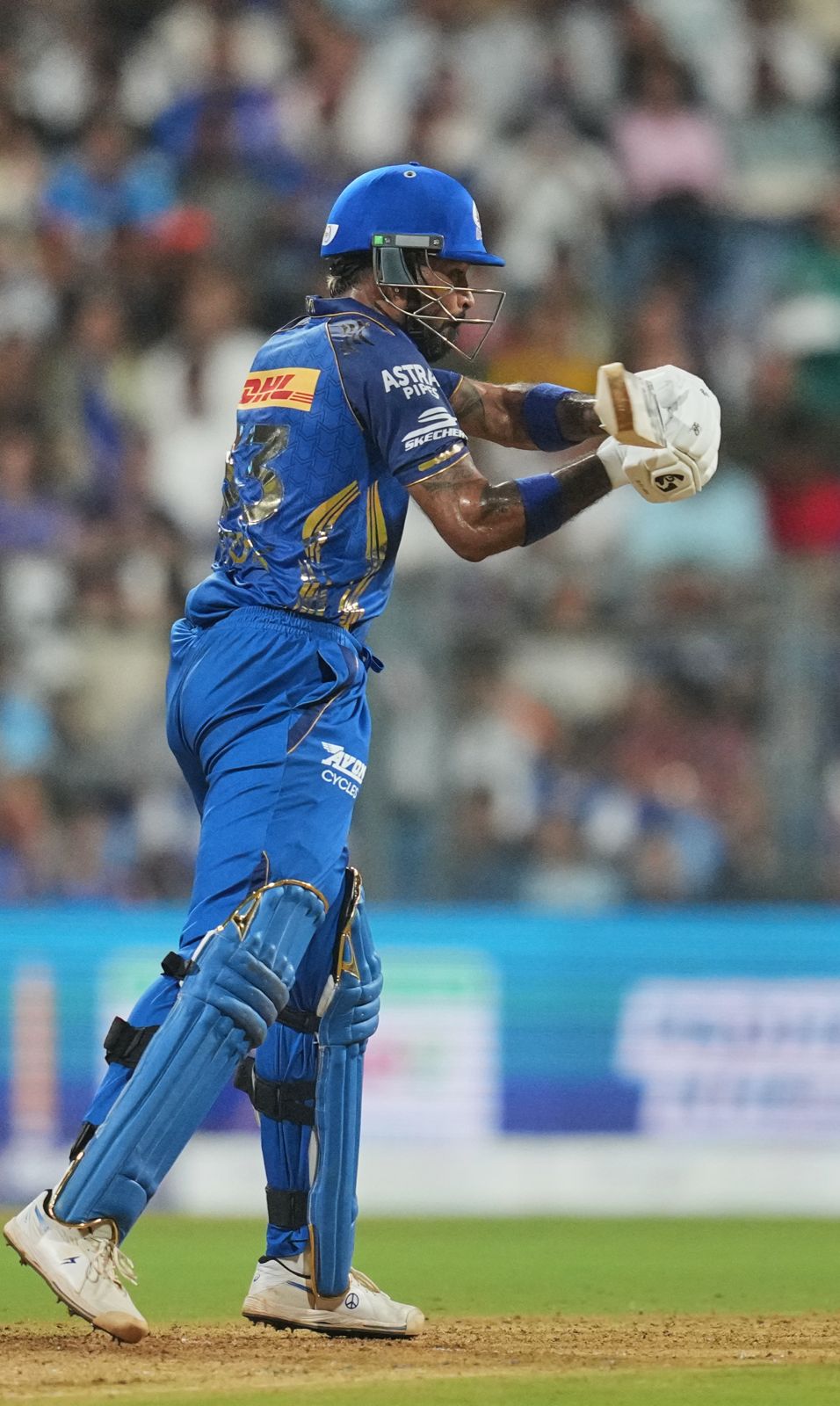 Hardik Pandya looks locked in tonight. He’s smashing boundaries for fun at the moment!