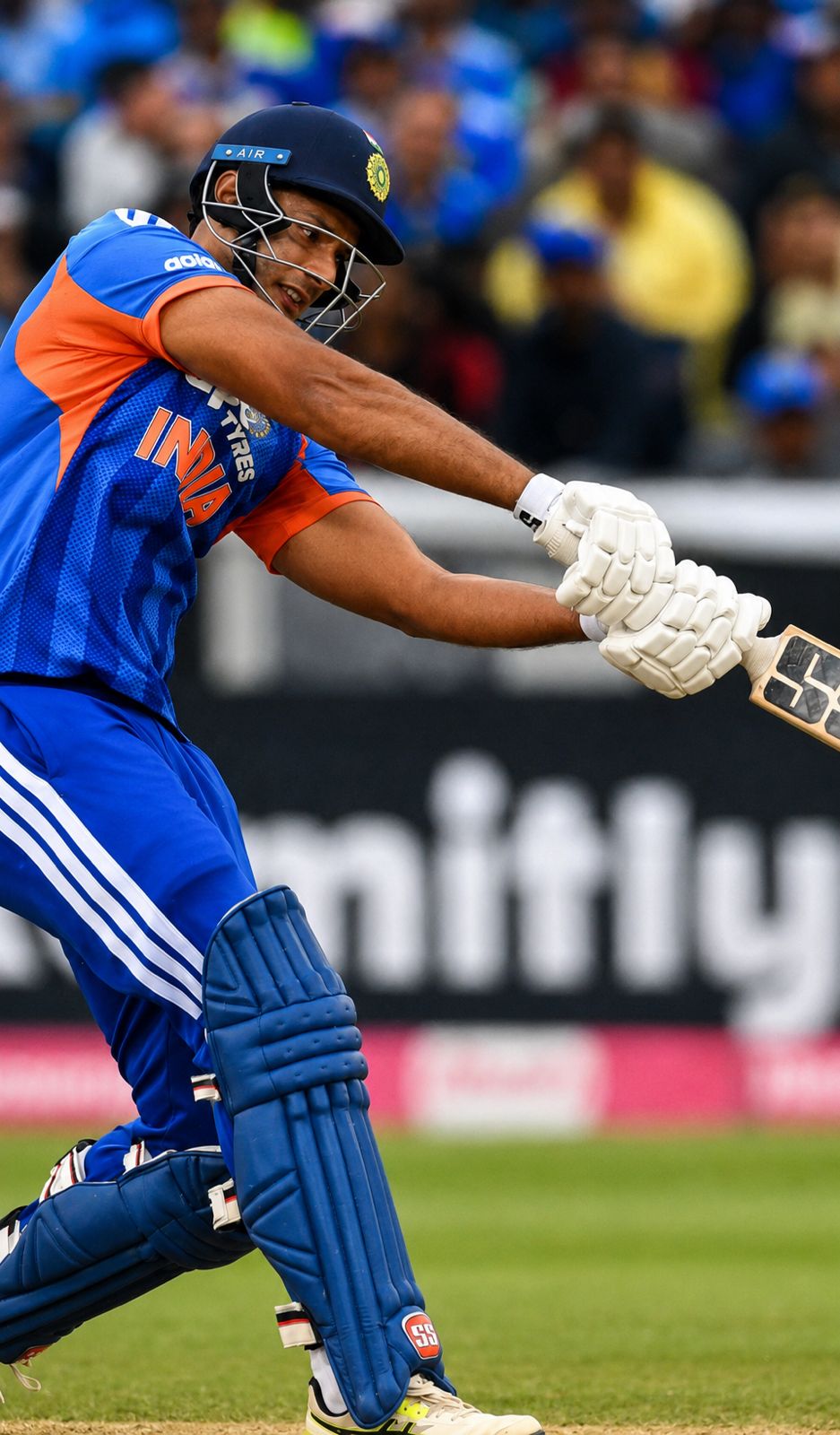 England require 190 for victory. With the surface offering assistance and three Indian spinners in action, this won't be an easy chase.