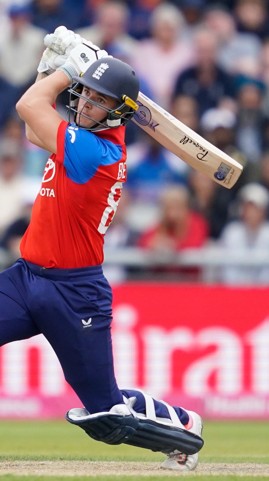 A match-winning effort from Bethell! England chase it down by 4 wickets to go 1-0 up in the series.