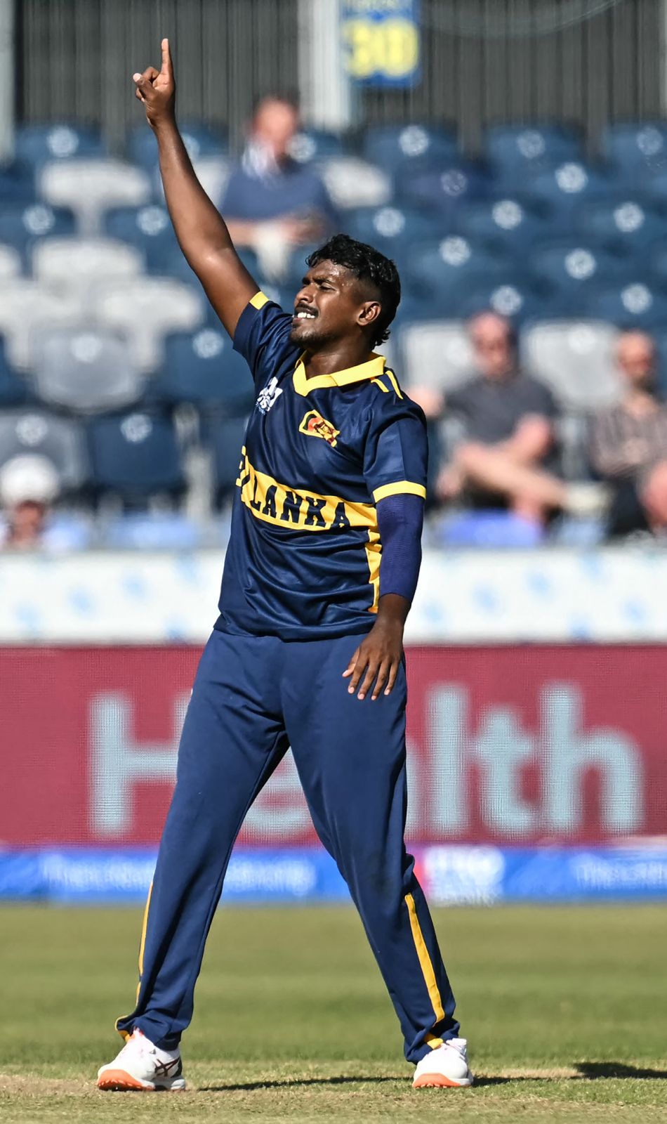 Sri Lanka turn the game around with a flurry of wickets as England fall to 199/6.