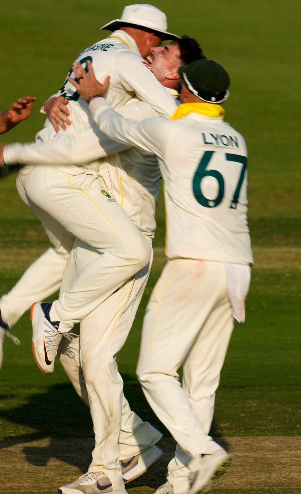 South Africa in deep trouble! Matt Renshaw picks up his second wicket, removing Verreynne for just 1!