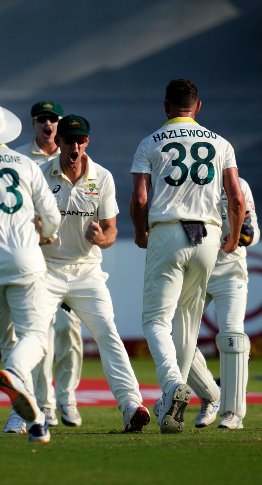 Australia wrap up a comprehensive victory! The second new ball does the trick as South Africa fall to a 214-run defeat in the first Test.