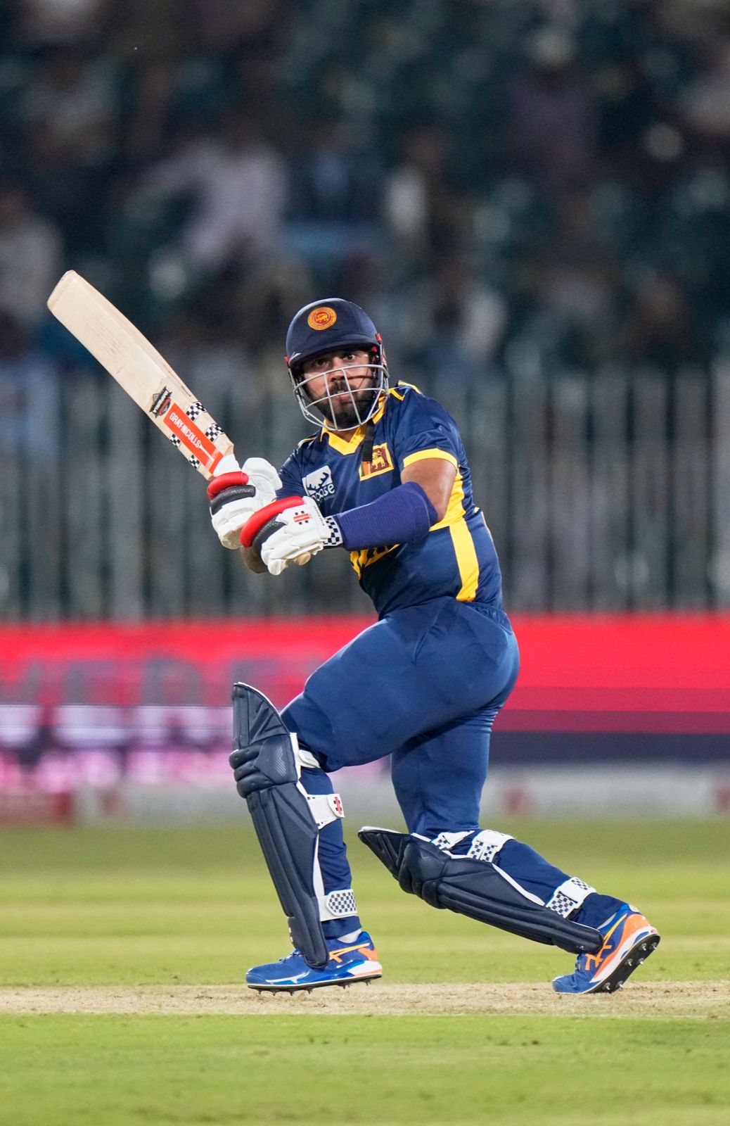 10 overs done! Sri Lanka 42/1, compared to Pakistan's 54/2. Kamindu Mendis 20, Kusal Mendis 10