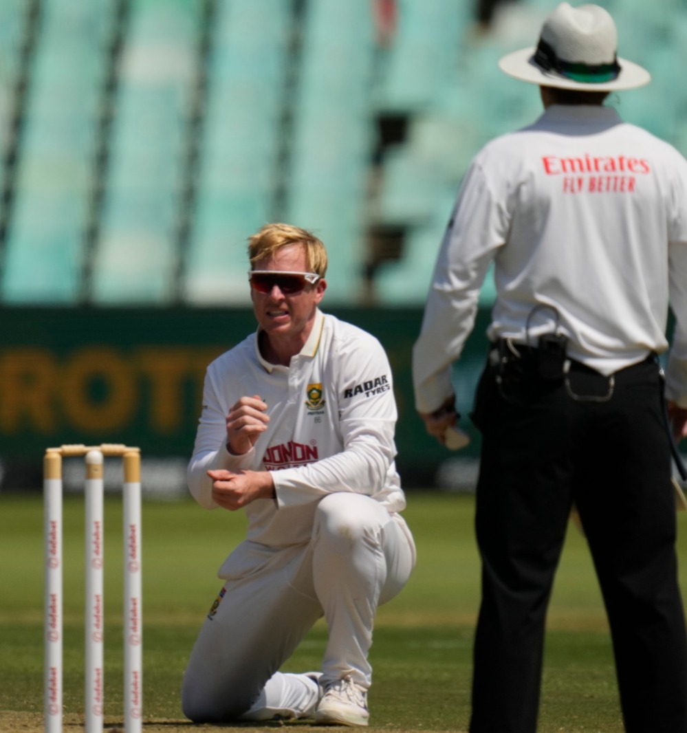Harmer breaks the stand, Marnus walks back & AUS 2 down now 
